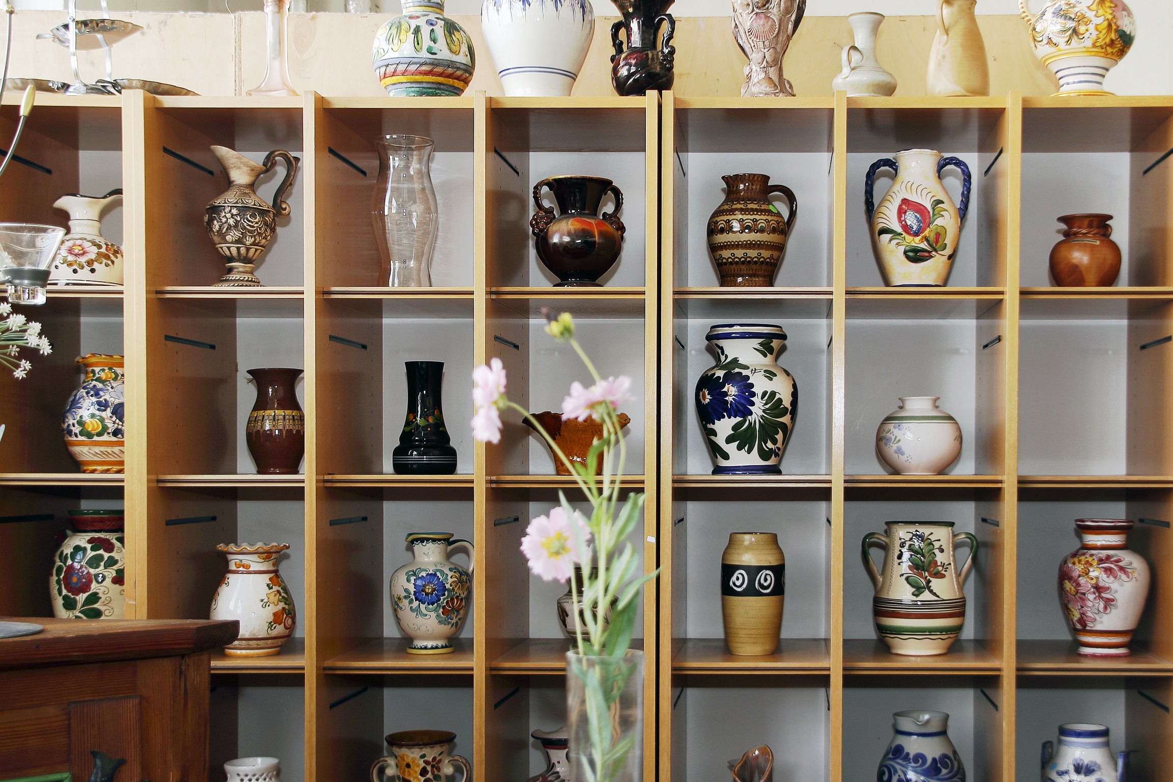 Second Hand - Regal mit verschiedenen Vasen